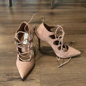Woman's Tan Steve Madden Pointed Toe, Lace Up Heels. Size 8